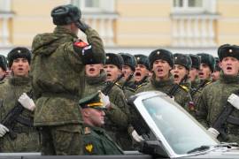 Soldados participan en un ensayo para el desfile militar del Día de la Victoria en la Plaza Dvortsovaya (Palacio) en San Petersburgo, Rusia.