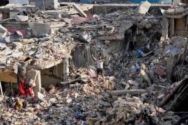 Un hombre que regresa a su aldea tras el anuncio de un acuerdo de alto el fuego entre EU e Irán, hace el signo de la victoria mientras permanece de pie sobre los escombros de su casa destruida en Nabatiyeh, Líbano.