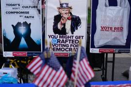 Propaganda política antes de un evento de campaña para el candidato presidencial republicano, el ex presidente Donald Trump en Johnstown, Pensilvania.