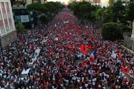 Manifestación en Tirana, contra un desarrollo costero en Albania vinculado al yerno de Donald Trump, Jared Kushner, que enfrenta una creciente oposición por parte de los defensores medioambientales.