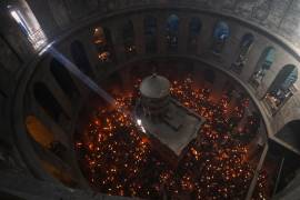 Peregrinos cristianos ortodoxos sostienen velas durante la ceremonia del Fuego Sagrado en la Iglesia del Santo Sepulcro, el sábado 11 de abril de 2026, en la Ciudad Vieja de Jerusalén.
