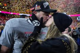 Travis Kelce recibió un beso como símbolo de felicidad y ‘apoypo’ por parte de su novia Taylor Swift tras ganar su pase al Super Bowl con los Chiefs de Kansas City.