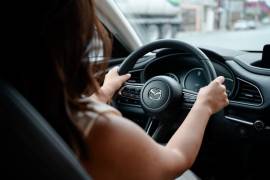 Las autoridades recomiendan conducir con ambas manos al volante y mantener distancia entre vehículos.