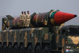Un misil Shaheen-III de fabricación paquistaní, capaz de transportar ojivas nucleares, se exhibe durante un desfile militar para conmemorar el Día Nacional de Pakistán, en Islamabad, Pakistán, el 23 de marzo de 2022.