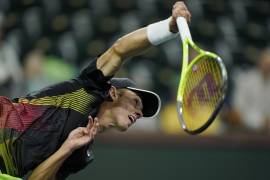 El tenista australiano Alex de Minaur sirve en uno de sus duelos en Indian Wells.