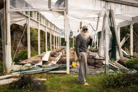 El hombre conocido por muchos como “Gandalf” caminaba descalzo entre tierra revuelta, vidrios rotos y vigas de madera caídas de las que sobresalían clavos.