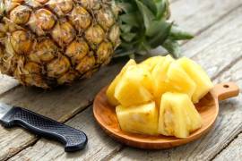 La bromelina, una enzima presente de forma natural en la piña, permite utilizar esta fruta en la preparación de marinadas y recetas que requieren ablandar distintos tipos de carne.