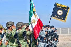 Durante la ceremonia se rindieron honores a la Bandera Nacional como parte del acto protocolario encabezado por mandos castrenses.
