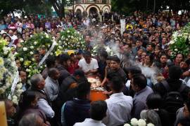 Ante miles de pobladores de diferentes regiones de Chiapas, México y otros países, familiares y amigoS enterraron el cuerpo del Padre Marcelo en el patio de la casa parroquial de la iglesia de San Andrés Apóstol.