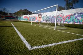 El alcalde Javier Díaz González y autoridades municipales entregaron la obra que incluyó pasto sintético, alumbrado nuevo y malla perimetral.