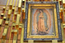 La imagen original de la Virgen de Guadalupe permanece en la Basílica de Guadalupe, en Ciudad de México. Su resguardo, historia y significado cultural continúan atrayendo a millones de fieles cada año.