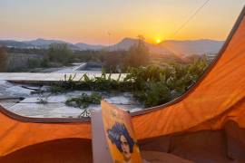 Esta imagen proporcionada por una abogada iraní que no quiso ser identificada muestra el jardín de su granja en la provincia iraní de Khuzestan, donde la familia se ha refugiado de ataques de EU e Israel.