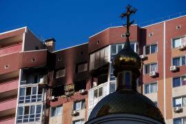 Se observa un edificio residencial dañado tras un ataque con drones rusos en Kiev, Ucrania, el viernes 2 de octubre de 2026.