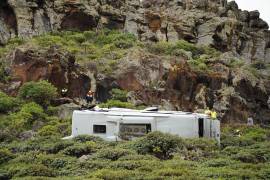 Cuadrillas de rescate trabajan en el lugar donde un autobús turístico cayó en un barranco, cerca de San Sebastián de La Gomera, en Islas Canarias, España, el viernes 10 de abril de 2026.