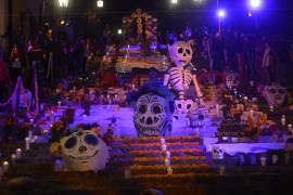 El altar de muertos, símbolo esencial del Día de Muertos en México, representa el reencuentro entre vivos y difuntos mediante ofrendas que combinan tradiciones indígenas y europeas en un acto de memoria y espiritualidad.