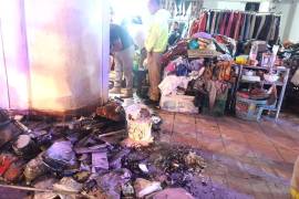 Bomberos trabajan para sofocar el incendio en la cochera del centro de Parras.