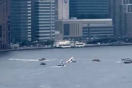 Esta imagen, tomada de un video, muestra un hidroavión tras realizar un acuatizaje de emergencia en el East River de la ciudad de Nueva York, el domingo 5 de julio de 2026.