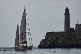 El navío Astral, de la organización humanitaria española Open Arms, llega el domingo 19 de julio de 2026 a la bahía de La Habana, Cuba, informó AP.