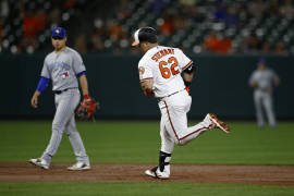 Orioles le pegan a Marco Estrada y los Azulejos para evitar la barrida