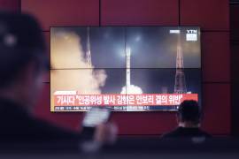 Una pantalla de televisión muestra una imagen del lanzamiento de un cohete norcoreano durante un programa de noticias en una terminal de autobuses en Seúl, Corea del Sur.