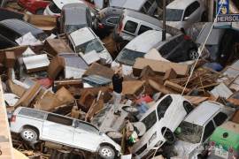 Vehículos amontonados en una calle tras las intensas lluvias de la fuerte DANA que afecta especialmente el sur y el este de la península ibérica en Sedaví, Valencia.