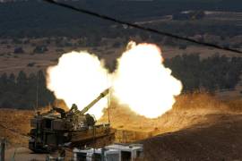 Unidad de artillería israelí dispara contra objetivos en territorio libanés después de que se dispararan cohetes desde el lado libanés. EFE/EPA/Atef Safadi