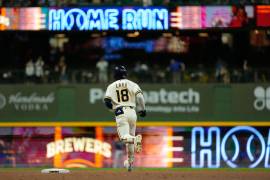 Con un Luis Lara contundente, los Brewers desataron una ofensiva de 22 imparables y cuatro jonrones para firmar una noche histórica en Milwaukee.