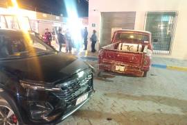 La camioneta Chevrolet quedó incrustada en la fachada de la sucursal bancaria tras omitir el alto en el cruce de Bravo y Reforma.