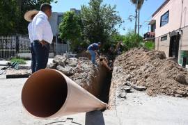 Personal del organismo operador sustituyó más de 30 metros de línea sanitaria en la calle Paseo de la Cañada, en la colonia Miravalle III, de Monclova.