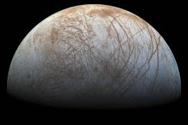 La nave espacial Juno de la NASA hizo el acercamiento más cercano a la tentadora luna helada Europa de Júpiter en más de 20 años.