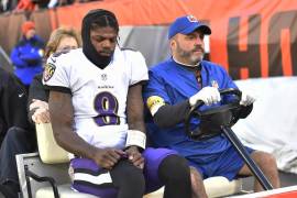 El quarterback de los Ravens salió del emparrillado a bordo del carrito de las desgracias tras sufrir una lesión durante la primera mitad del juego contra los Browns.