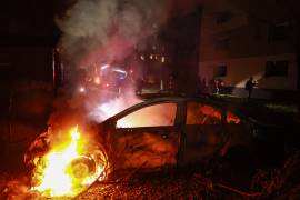 Un auto arde tras un ataque aéreo ruso en un barrio residencial de Zaporiyia, Ucrania, el sábado 17 de octubre de 2026.