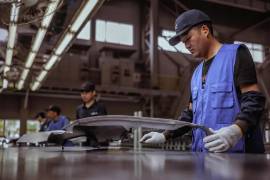 Varios empleados trabajan en una planta automovilística de Yancheng, en la provincia china de Jiangsu, en una imagen de archivo.