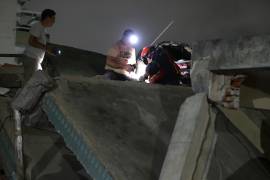 Integrantes de Cuerpos de Emergencia realizan labores de rescate este miércoles, en Caracas, Venezuela.