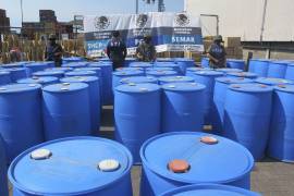 Aseguran 30 galones de precursor de metanfetamina en Manzanillo, Colima