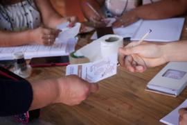 Una masiva afluencia desde primeras horas de la mañana y cruce de acusaciones de entre el oficialismo y la oposición caracterizan el arranque de la jornada de votación de las elecciones generales en Paraguay.