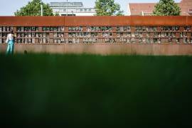Una mujer se para frente a los retratos de las víctimas del muroen Berlín, Alemania. EFE/EPA/Clemens Bilan