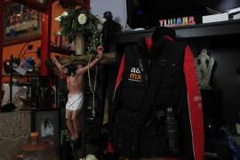 En su casa sobre un perchero, junto a un Cristo, cuelgan la sudadera, chaleco, gorra, bandolera, pantalón de cargo y la cámara fotográfica de Margarito, asesinado en Tijuana el pasado 17 de enero.