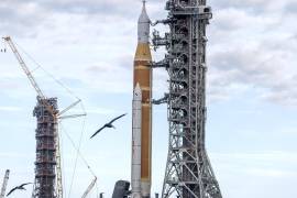 El cohete SLS con una cápsula Orión, parte de la misión Artemis 2, está siendo transportado desde el Edificio de Ensamblaje de Vehículos de la NASA a la plataforma 39B del Centro Espacial Kennedy en Titusville.