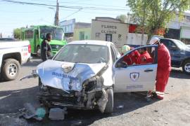 Los paramédicos de la Cruz Roja atiendieron a Ricardo, supervisor de seguridad privada, tras un choque en el bulevar Francisco Coss.