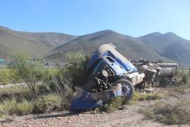El tractocamión de la empresa SYNERGO volcó tras perder el control en una curva cerca del ejido Ojo Caliente.