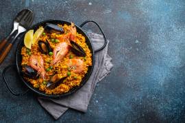 La paella, platillo de origen valenciano cocinado en sartén ancha y a fuego abierto, ha encontrado en Saltillo una tradición fuertemente ligada a la convivencia familiar.