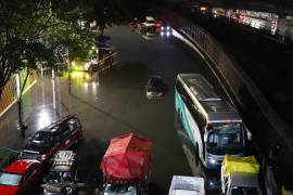 Las inmediaciones del AICM quedaron inundadas y varios vehículos resultaron varados en la zona.