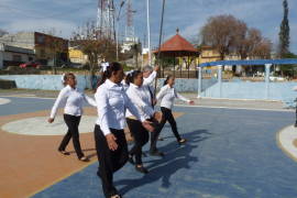 Celebran a la bandera con demostración de escoltas