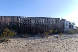 La unidad de carga, que terminó sin volcar pese al incidente, sufrió daños materiales de consideración, mientras que en el lugar se reportaron personas lesionadas, aunque ninguna de gravedad.