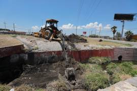 Uno de los primeros puntos atendidos fue el canal pluvial bajo el bulevar Fundadores, a la altura del Centro de Gobierno.