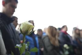 Estudiantes sostienen flores blancas frente al edificio del tribunal durante un veredicto en el juicio de los padres de un niño que mató a 9 estudiantes y a un guardia de seguridad en un tiroteo escolar en 2023, en Belgrado, Serbia, el lunes 30 de diciembre de 2024. FOTO: