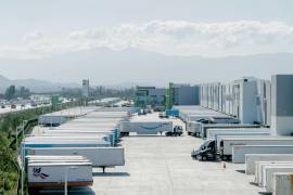 Remolques de Amazon en un área de carga del Centro de distribución de Amazon LGB3 en Eastvale, California. Un estudio mostróque los camiones emiten dióxido de nitrógeno.