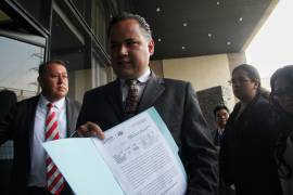 Santiago Nieto presenta denuncia ante Fepade por documental sobre populismo contra AMLO