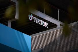 Un cartel de TikTok en la sede de Los Ángeles, California. El gigante chino de las redes sociales TikTok llegó a un acuerdo para que sus operaciones en EU queden bajo control de estadounidenses.